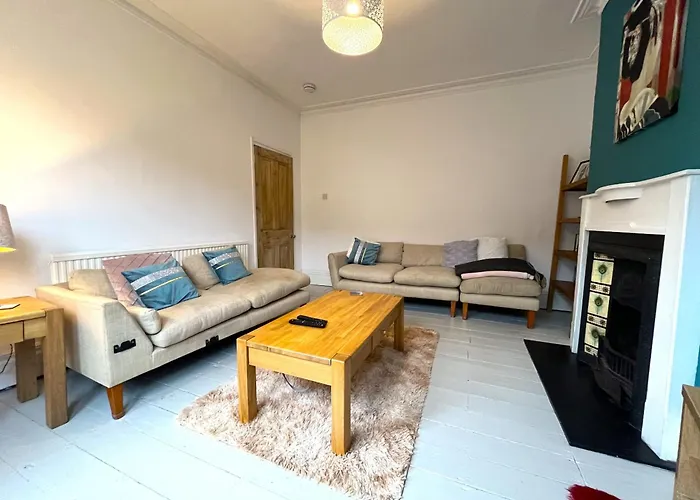 Charming Cottage Retreat With Garden - Sleeps 12